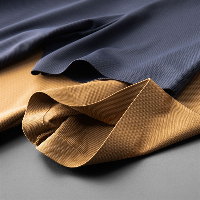 Seidiger Ice-Silk Anzug